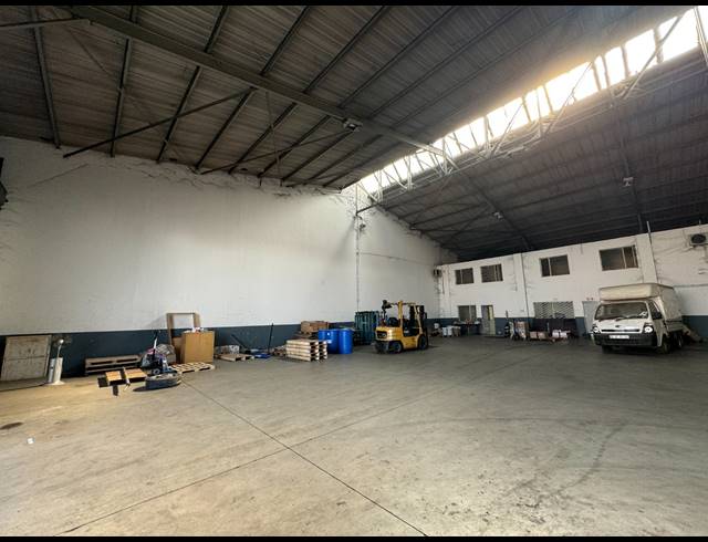950M² WAREHOUSE TO LET IN JET PARK